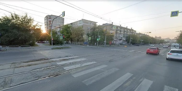 Свердловский проспект 80. Восточная и Либкнехта перекресток. Оживленная улица.