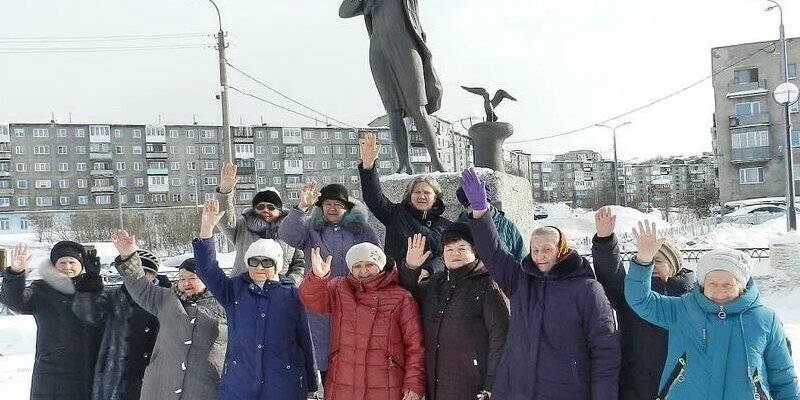 Кола мурманская область новости. Мусоровоз застрял во дворе. Кола мурманская область новости. Кола набережная мурманск. Кола мурманская область новости.