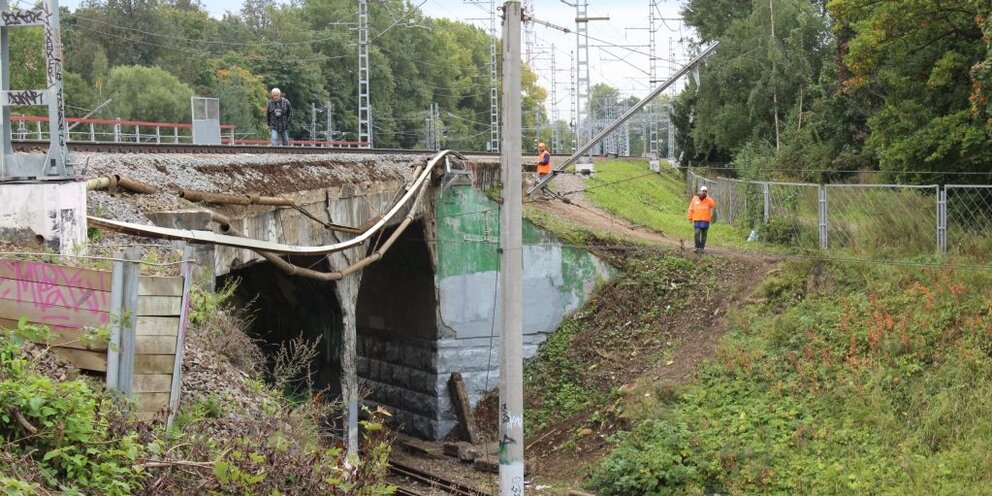 Жд удельная. Бетонное ограждение моста. Обрушение моста на станции Пушкино. Удельная Ланская. Мост который обрушился в Санкт Петербурге.