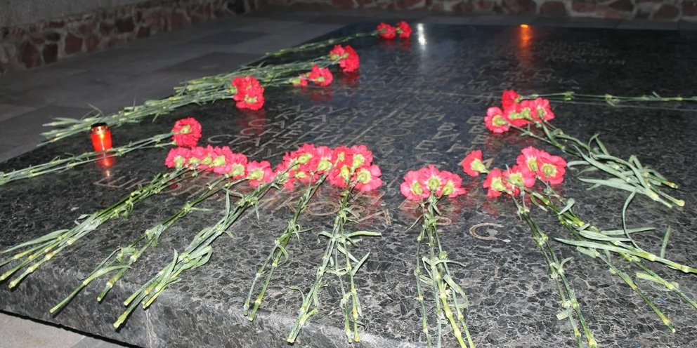 Девочка возлагает цветы к памятнику рисунок