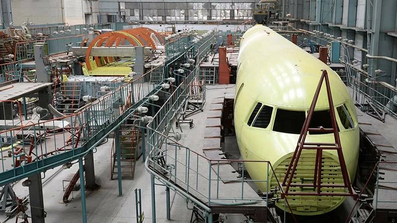Завод запланировал выпустить 10000 машин план