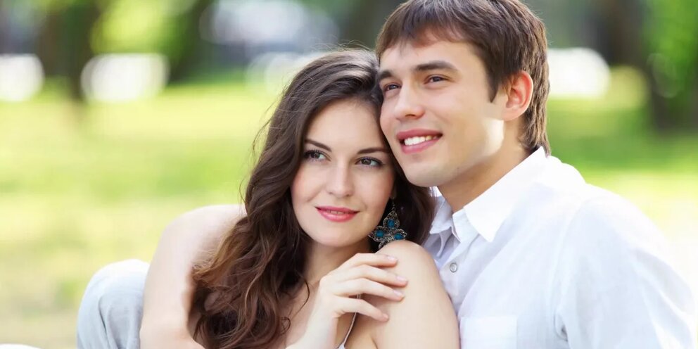 Мужские интересы видео. Девушка парень сидят прямо. Влюбленный парень близнец. Влюбленный парень близнец. Человек подходит.