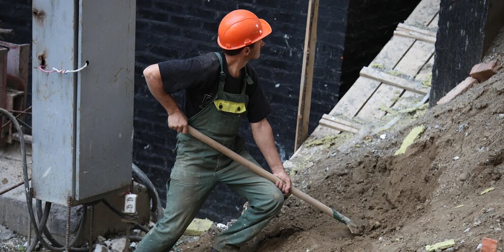 Строительные объекты в мариуполе. Российские строители на донбассе. Российские строители в днр. Работа на донбассе строителем. Строители на донбассе.