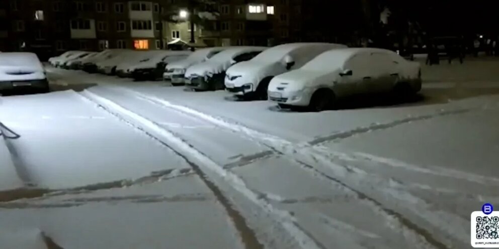 Ростов засыпало снегом 2014. Засыпает снег дороги. Ночью грянул мороз на снегу образовалась. Машина в сугробе. Снежные заносы.