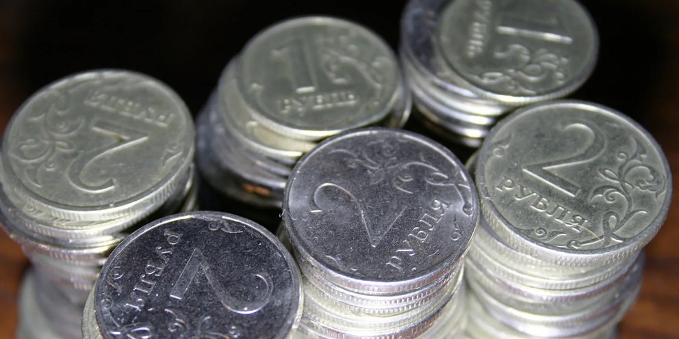 Тысячные купюры в руках. Московский кремль moscow kremlin. Площадь красной площади в москве в гектарах. Купюра 5 тысяч на белом фоне. Мрот увеличат.