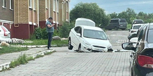 Мерседес провалился в яму