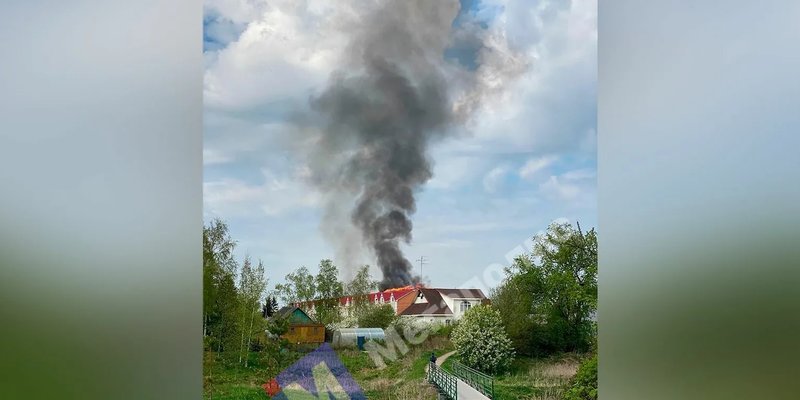 Бис пожар. Пожар Красносельский район. Горящее здание. Дом горит. Пожар на строительной площадке.