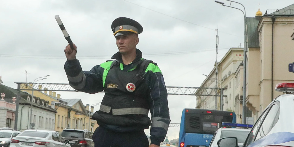 Зачем водители сигналят девушкам