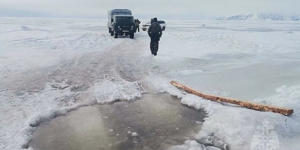 Фото на авто у берега Байкала