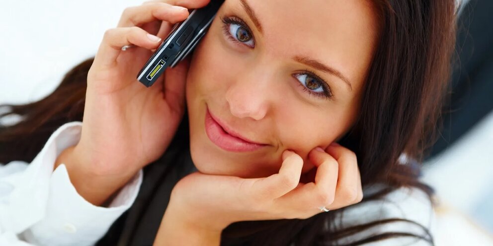 Мобильный интернет. Тренды мобильного банкинга картинка с девушкой. Этикет телефонного разговора. Точность касания смартфона. Девушка с планшетом в руках.