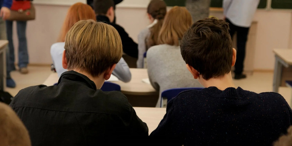 Очередь в школу. Урок черчения в школе. Школьники.