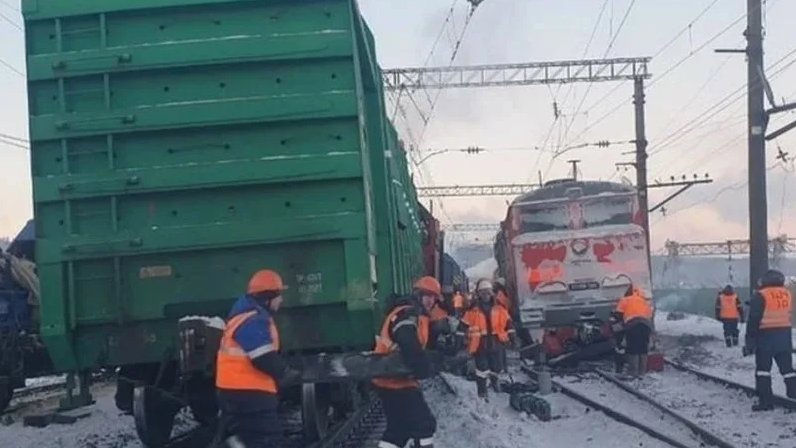 электричка братск гидростроитель. станция вихоревка. поезда в вихоревке. электричка гидростроитель вихоревка. 2эс5к ермак.