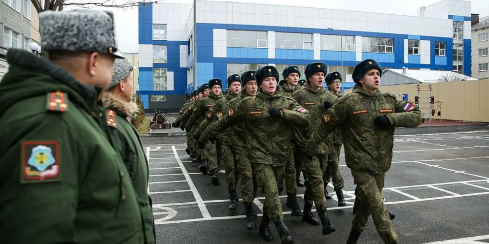 Безопасник на плацу строит всех по образцу