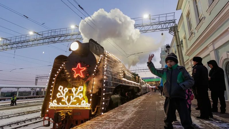 Поезд деда мороза челябинск. Новогодний Челябинск. Поезд Деда Мороза в Миассе. Дед Мороз с Устюга на поезде.