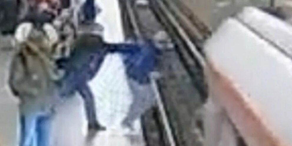 толкнул под поезд