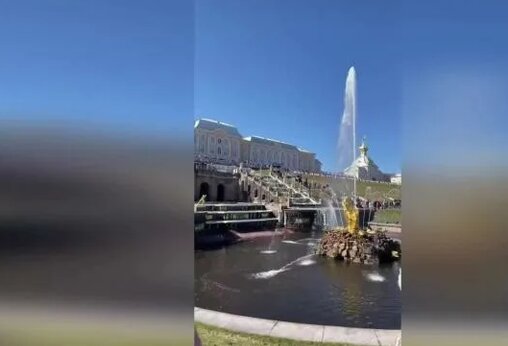 Петергоф октябрь 2024 фонтаны. Петергоф фонтаны 2023. Открытие фонтанов в Петергофе. Открытие фонтанов в Петергофе в 2023. Сквер с фонтаном