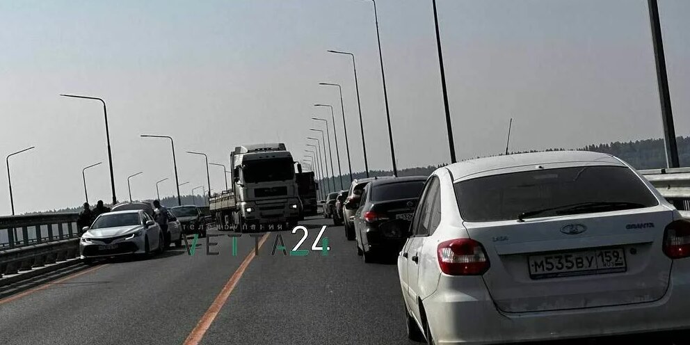 Пробка на мосту пермь. Пробка на мосту пермь. Пробка из за дтп. Движение на мостах. Коммунальный мост пермь.