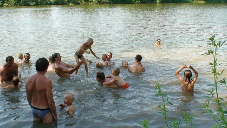 Озеро дружных барнаул. Купаться в броду. Озеро дружное. Есть ли море в Узбекистане для купания.