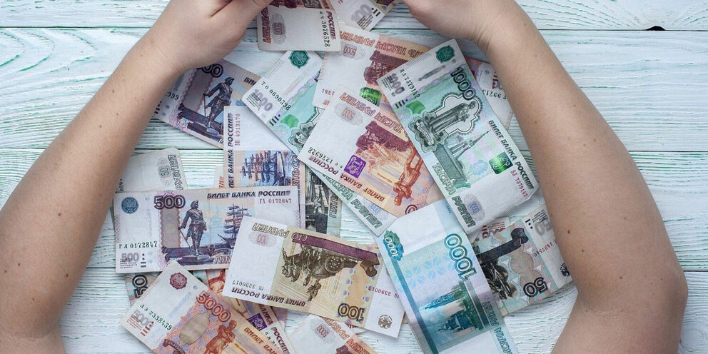 откуда найти деньги. много денег в руках. давай искать деньги. картинка дайте денег. ищет деньги.