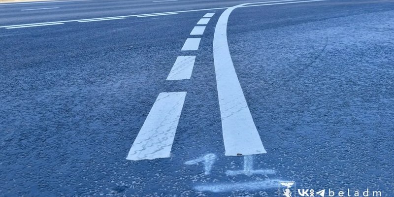 Специалисты по разметке. Сигнальная разметка. Приспособление для дорожной разметки. Нанесение разметки вручную. Специалисты по разметке.