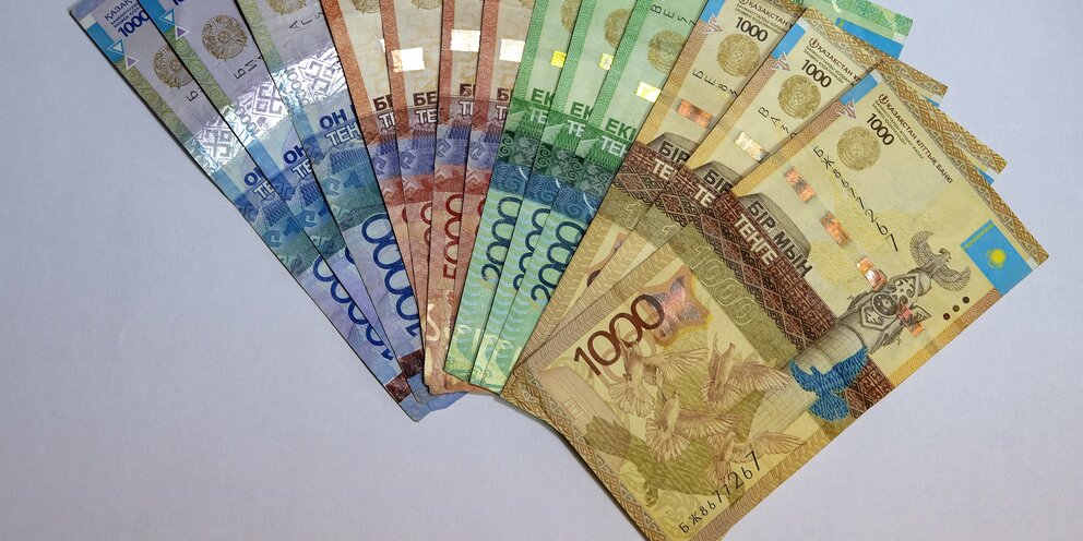 000 тенге сколько это в рублях. Миллион тенге. 12 тысяч тенге в рублях. Деньги сейчас. 50 тысяч тенге.