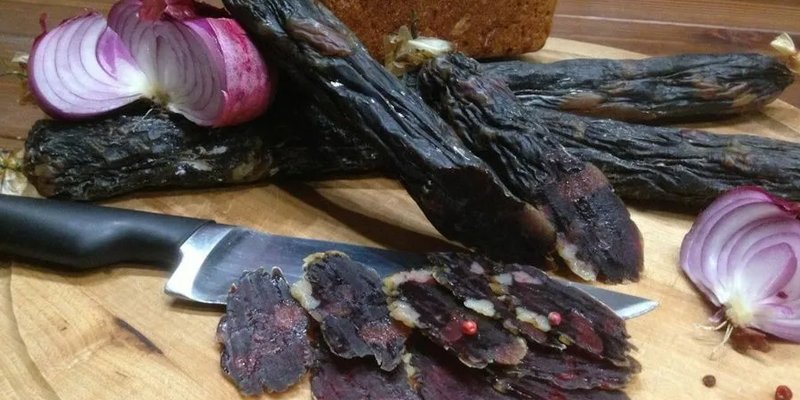 Конина колбаса вяленая. Сыровяленая колбаса из конины. Сыровяленая колбаса из конины. Конина сыровяленая «махан». Колбаса казылык из конины с/в.