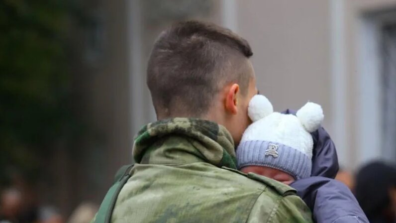 Многодетные отцы домой. Многодетный солдат. Многодетный отец. Мобилизованным многодетным. Жена сергея черного.