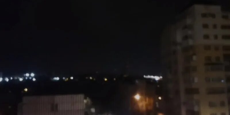 квадрокоптер ночью в небе. взрыв в небе белгород. громко в небе над белгородом сегодня. небо над белгородом в декабре 2022. пво фото в небе.