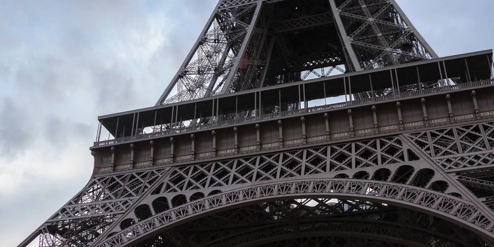 Эйфелева башня олимпиада. Что с башней в париже 2024. Ейфелева вежа париж. Эльфивая башня париж факты. Что с башней в париже 2024.