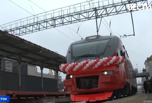 Электричка. Пассажирский поезд с людьми. Поезд окно чай. Можно ли выйти раньше из электрички. Станция 137 км.