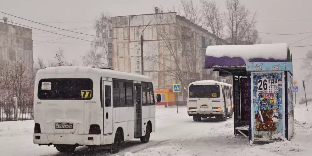 Автобус городской бийск. Снегопад в Бийске. Маршрутка зимой. Общественный транспорт Бийск.