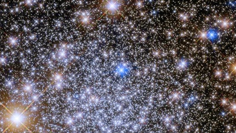 Скопление хи-аш персея. Скопление плеяды м45. Рассеянное звездное скопление кариатиды. Скопление плеяды на небе. Рассеянное звездное скопление кариатиды.