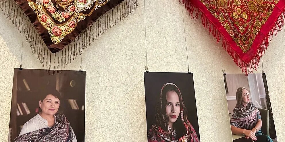 Чеченская женщина в платке. Выставка мир платков. Платок вязь времен. Проект платок вязь времен.