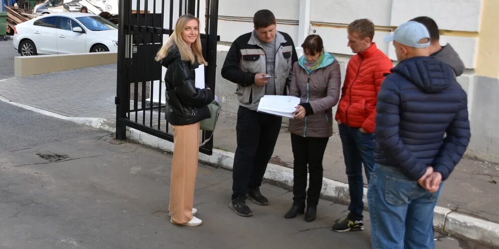 Новости твери 18 сентября. Улица около подъезда. комиссия на объекте. по улицам твери. новости твери.