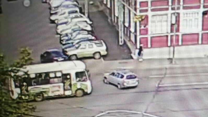 Водитель автобуса который упал. Шофер автобуса. Водитель автобуса и пассажиры. Водитель автобуса который упал. Водитель автобуса.