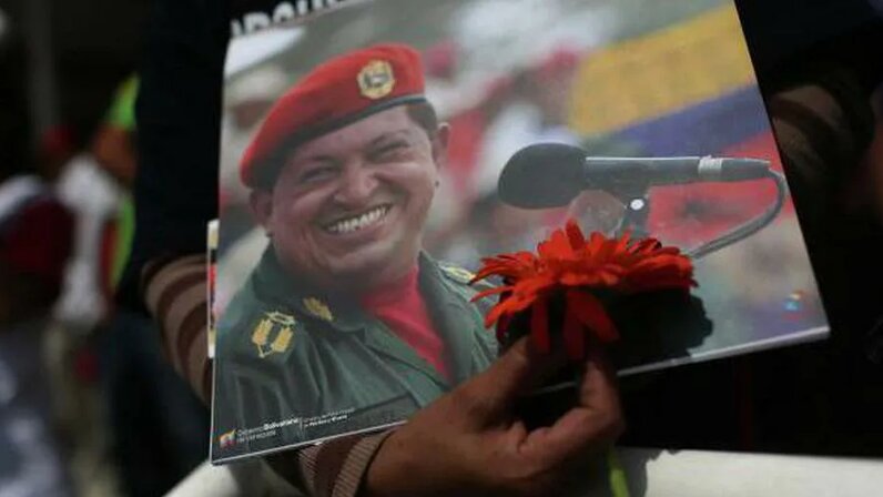Риа 13. Войска Уго Чавес. Уго Чавес причина смерти. Уго Чавес в военной форме. Тело Уго Чавес в музее революции.