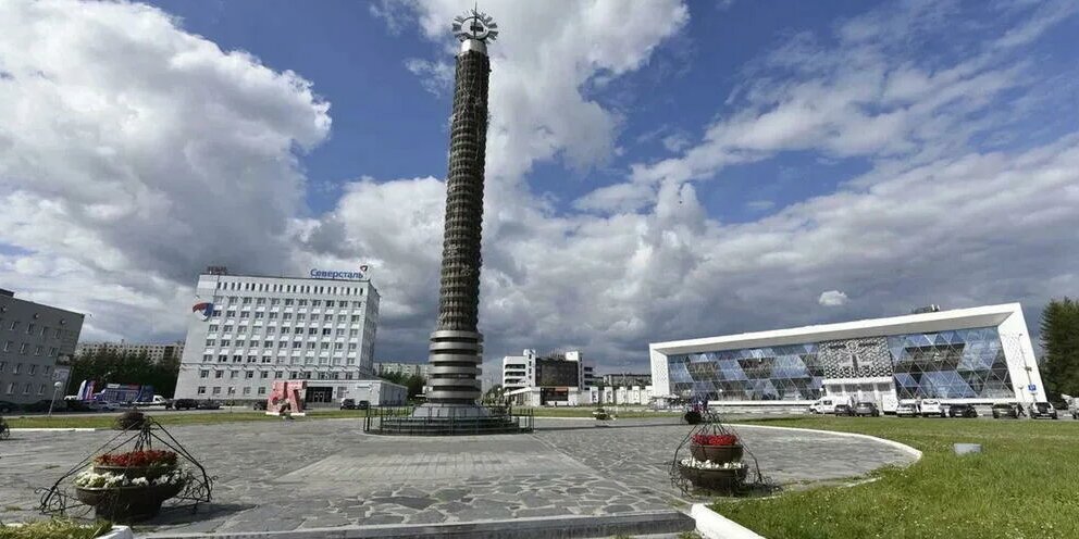 Спирин оленегорск. Оленегорск (Мурманская область). Оленегорск Центральная площадь. Достопримечательности Оленегорска Мурманской области.