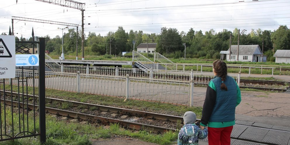 Переход жд путей в неположенном месте штраф. Пешеходный переход через железнодорожные пути. Переход в неположенном месте. Переход ЖД путей в неположенном месте. Переход дороги в неположенном месте