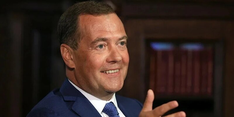 Медведев призвал Запад покаяться в собственной глупости