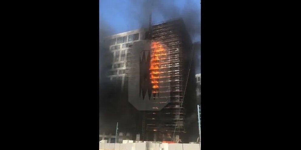 Пожар в здании известия. Горит ЖК West Garden. Пожар в Вест Гарден в Москве. Смайнекс Москва пожар в строящемся доме. ЖК Московский пожар.