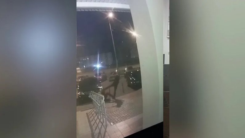Бой снятый на камеру. Камера в подъезде. Камера на этаже в подъезде. Насильник камера наблюдения. Камеры видеонаблюдения Липецк.