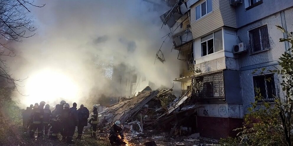 В Киеве снова гремят взрывы, по окраинам - черный дым