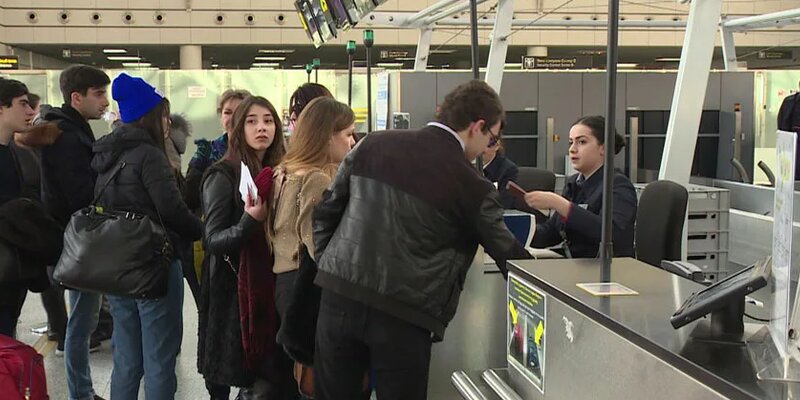 служба регистрации аэропорта. работа в аэропорту сочи вакансии. фотосессия команды на аэродроме. работа в аэропорту сочи вакансии. сотрудники службы авиационной безопасности аэропорт сочи.