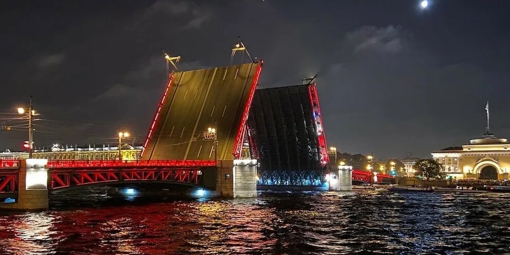 Дворцовый мост в Санкт Петербурге днем