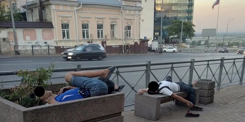 Трактор на путях. Беглов губернатор санкт-петербурга снег. Удаляющийся город по порядку. Когда уберут город. Беглов губернатор с лопатой.