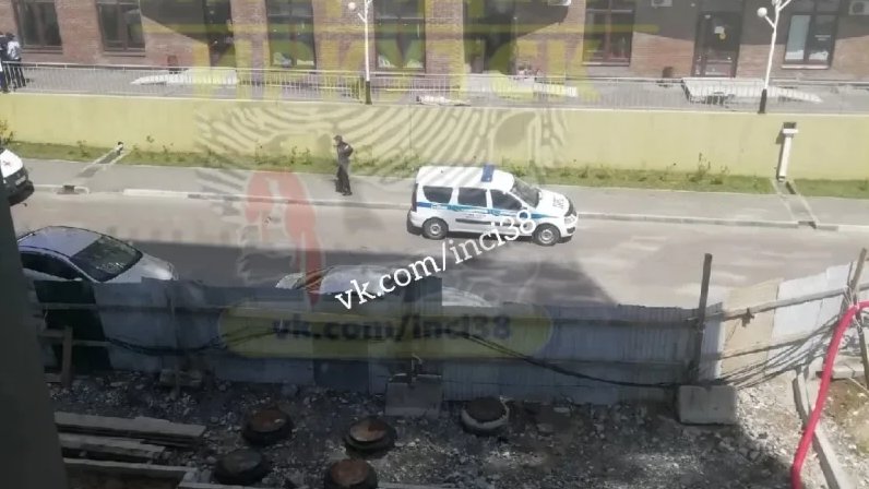 Мужчина выпал из окна сегодня. Фото из окна. ДТП на Байкальской улице в Москве.