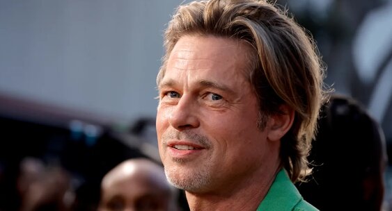 мужчина с морщиной между бровей