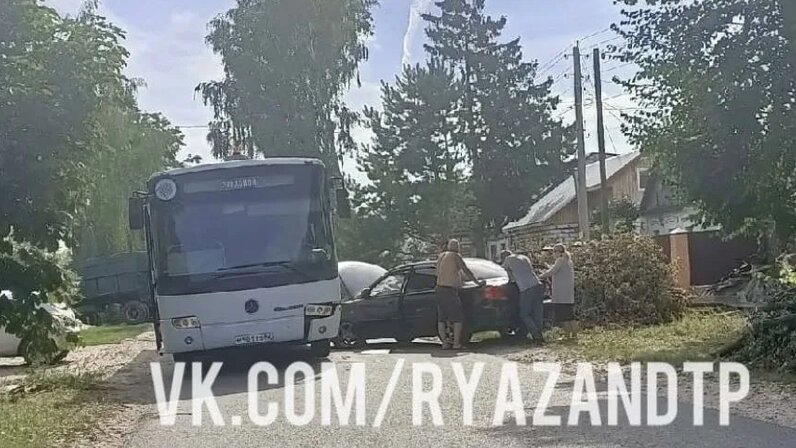 На улице Коняева в Рязани столкнулись автобус и Kia Spectra: Яндекс.Новости
