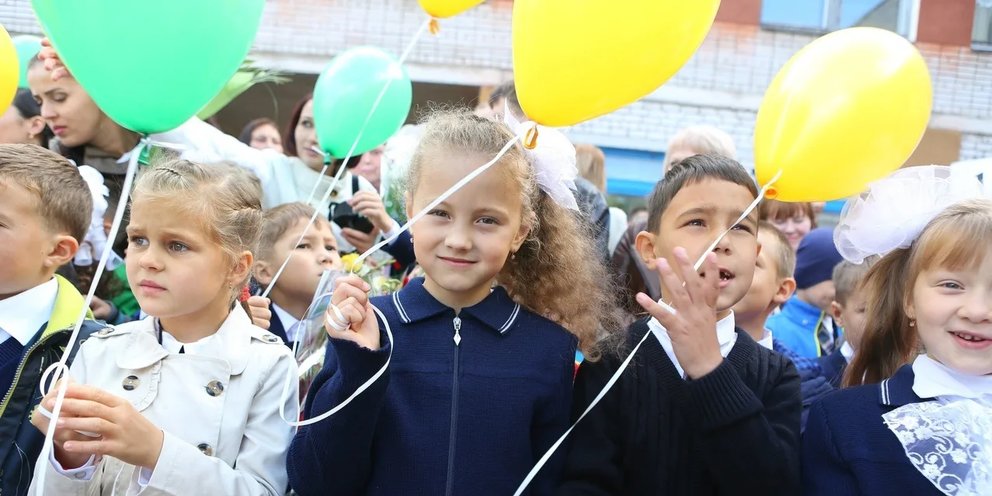 Дети в школе. Мальчик в школе. 1 Сентября. Дети заходят в школу.