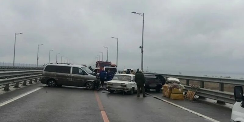 Мост в машине. Мост падает. Фура повисла на мосту. Дтп в ульяновске на императорском мосту. Мост в машине.